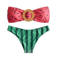 Biquíni GRINE Watermelon com busto caicai estampado e calcinha asa delta verde listrada, detalhe de argola central.