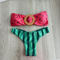 Biquíni GRINE Watermelon com top caicai vermelho de sementes e calcinha asa delta verde listrada com detalhe central