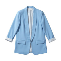 Blazer aberto GRINE azul claro com forro de riscas finas e mangas dobradas, estilo elegante e fluido.