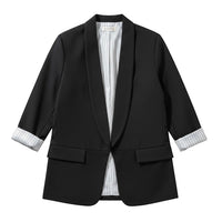 Blazer aberto GRINE preto com forro branco de riscas finas e mangas dobradas, estilo elegante e fluido.