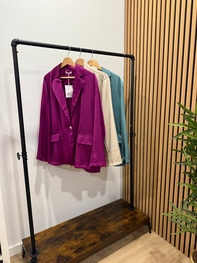Blazer acetinado oversize GRINE em tons de fúcsia, bege e verde-azulado, sem forro e com fecho de um botão.