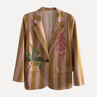 Blazer GRINE oversized em camurça sintética com riscas, estampado de tigre rosa e palmeira em tons de areia e mostarda.