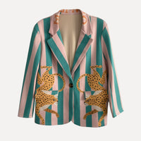 Blazer GRINE oversized em camurça sintética com riscas pastel, estampado de leopardos e lapelas estruturadas.