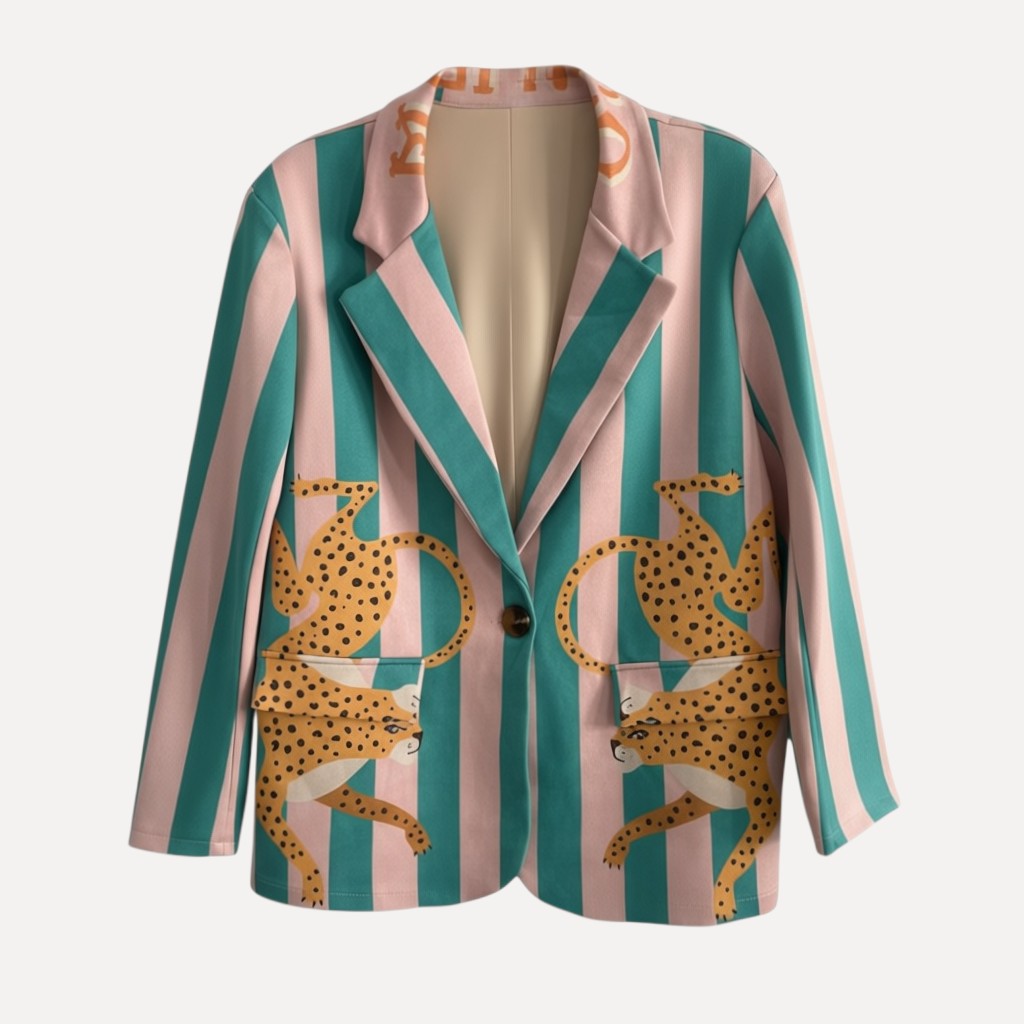 Blazer GRINE oversized em camurça sintética com riscas pastel, estampado de leopardos e lapelas estruturadas.