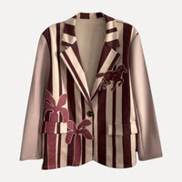Blazer GRINE oversized em camurça sintética com riscas, estampado de cavalo e cactos em tons de castanho e bege.