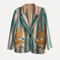 Blazer GRINE oversized em camurça sintética com riscas pastel, lapelas com leopardos e fecho de um botão