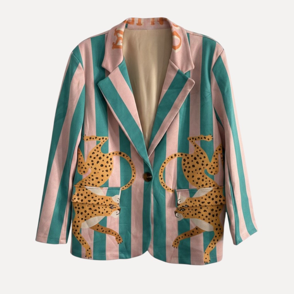 Blazer GRINE oversized em camurça sintética com riscas pastel, lapelas com leopardos e fecho de um botão