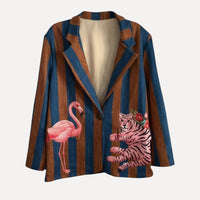 Blazer GRINE oversized em camurça sintética azul e castanha com estampados de flamingo e tigre na frente.