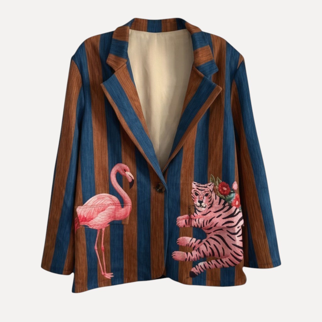 Blazer GRINE oversized em camurça sintética azul e castanha com estampados de flamingo e tigre na frente.