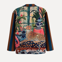 Vista traseira do blazer GRINE Safari Blue em camurça sintética com estampado tropical de leopardo e cores vibrantes.