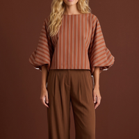 Modelo veste blusa GRINE curta listrada em tons terrosos com mangas bufantes volumosas e punhos franzidos