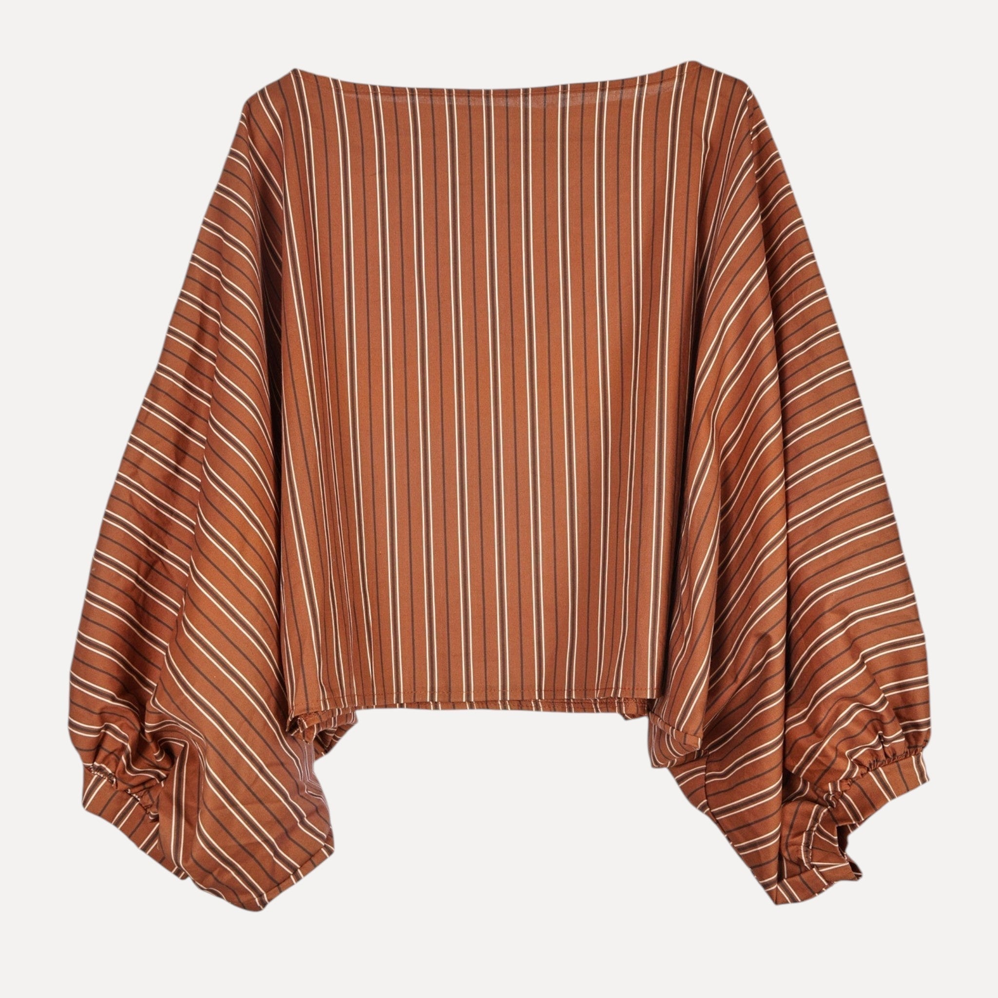 Blusa GRINE oversized castanha com riscas verticais, decote barco e mangas morcego volumosas em algodão.