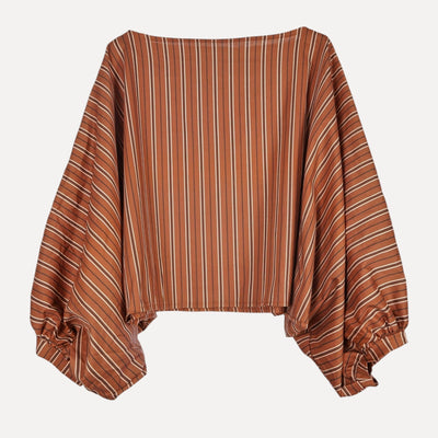 Blusa GRINE oversized castanha com riscas verticais, decote barco e mangas morcego volumosas em algodão.
