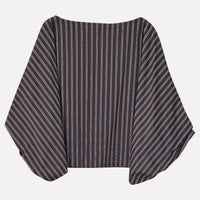 Blusa GRINE oversized castanha com riscas verticais brancas, decote barco e mangas morcego volumosas em algodão.