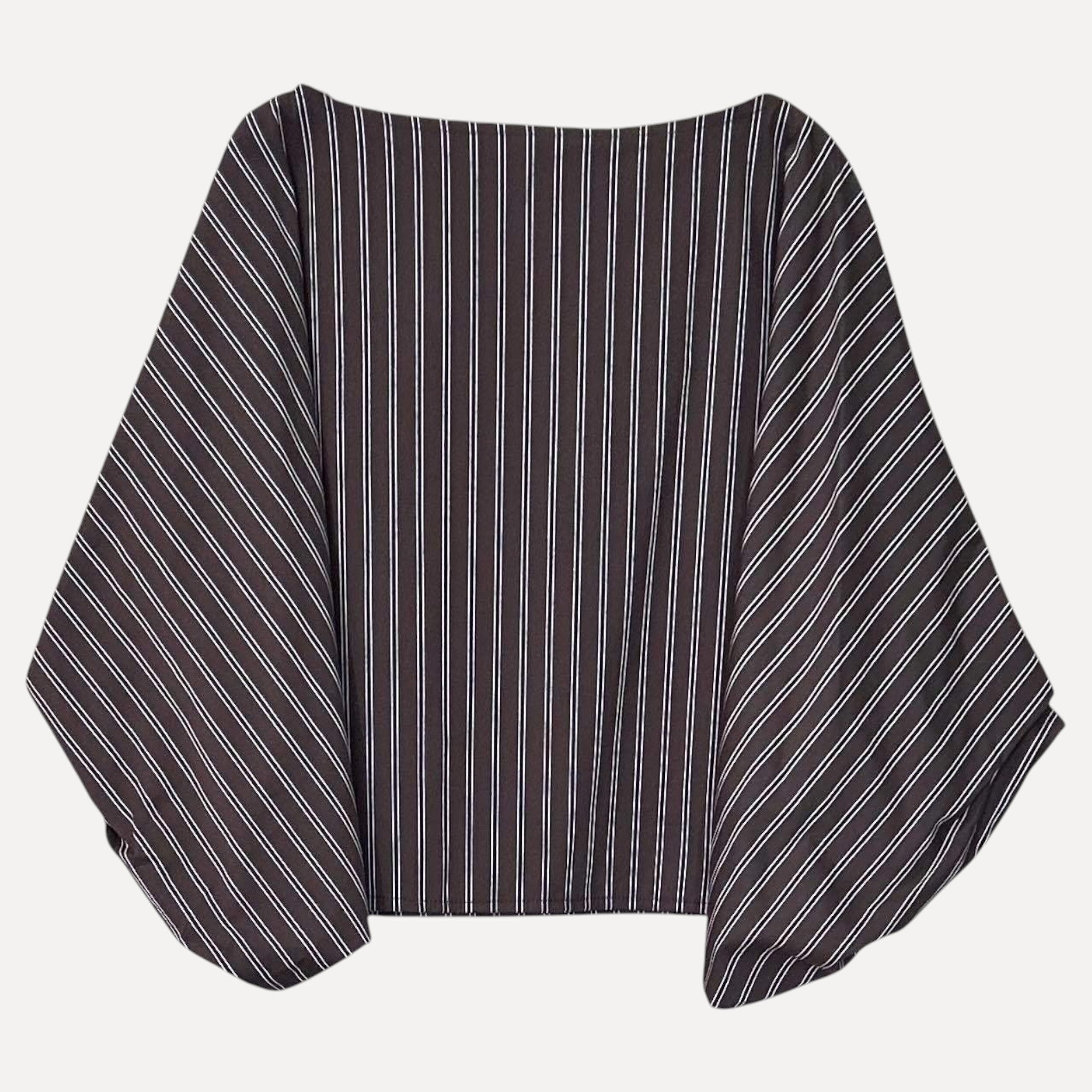Blusa GRINE oversized castanha com riscas verticais brancas, decote barco e mangas morcego volumosas em algodão.