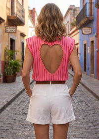 Blusa GRINE às riscas cor-de-rosa com detalhe de coração aberto nas costas e enchumaços nos ombros em algodão.