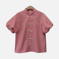 Blusa GRINE em algodão xadrez Vichy vermelho com mangas balão, gola mandarim e botões de nó oriental.