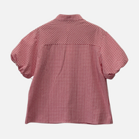 Vista traseira da blusa GRINE em algodão com padrão xadrez Vichy vermelho e mangas balão volumosas.