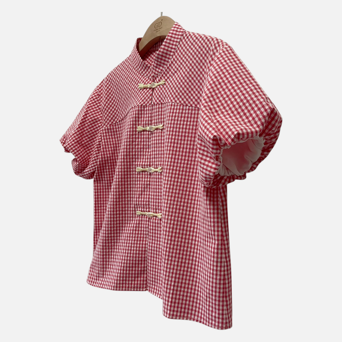 Blusa GRINE em xadrez Vichy vermelho com mangas balão, gola mandarim e botões de nó oriental em algodão