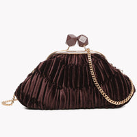 Bolsa de festa GRINE em veludo castanho com textura plissada, fecho de molas decorativo e alça de corrente dourada.
