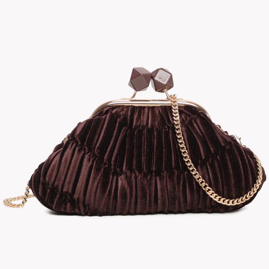 Bolsa de festa GRINE em veludo castanho com textura plissada, fecho de molas decorativo e alça de corrente dourada.