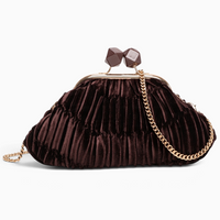Bolsa de festa GRINE em veludo castanho com textura franzida, fecho de molas decorativo e alça de corrente dourada.