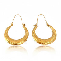Brincos GRINE clássicos em aço inoxidável dourado com textura estriada e formato de meia lua elegante