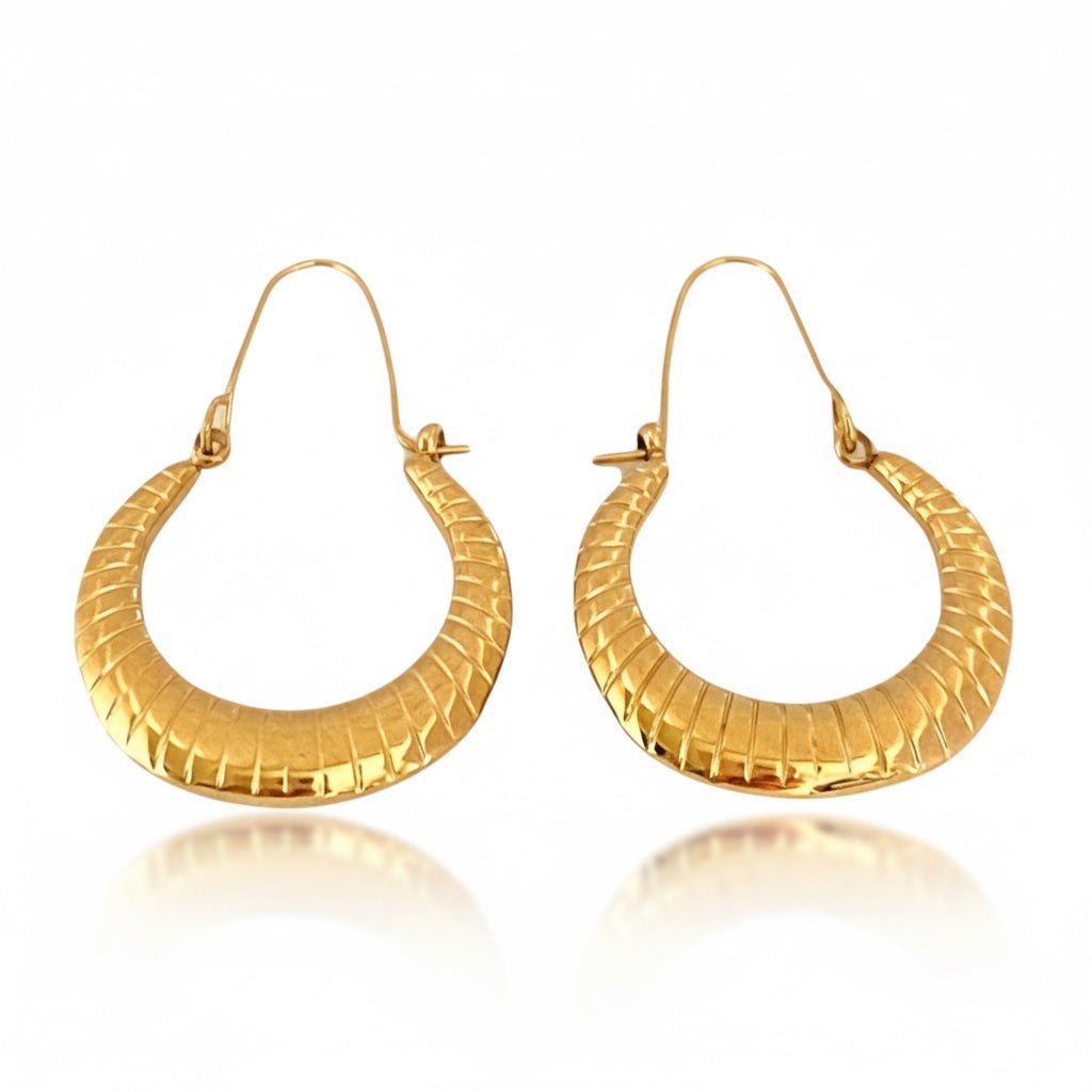 Brincos GRINE clássicos em aço inoxidável dourado com textura estriada e formato de meia lua elegante
