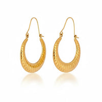 Brincos GRINE clássicos em aço inoxidável dourado com textura estriada e formato oval elegante