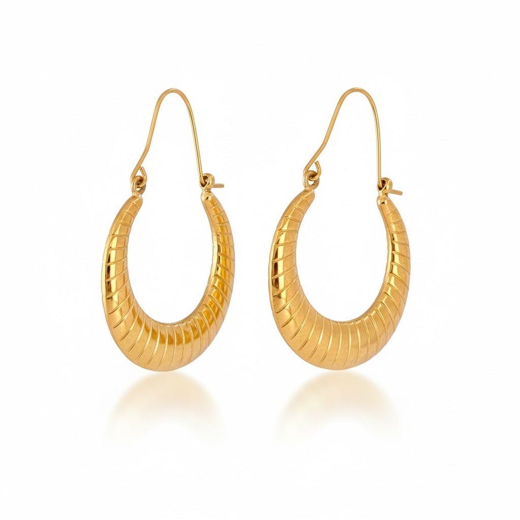 Brincos GRINE clássicos em aço inoxidável dourado com textura estriada e formato oval elegante