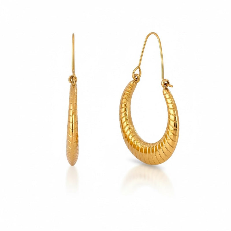 Brincos GRINE clássicos em aço inoxidável dourado com textura estriada e design em formato de argola oval.