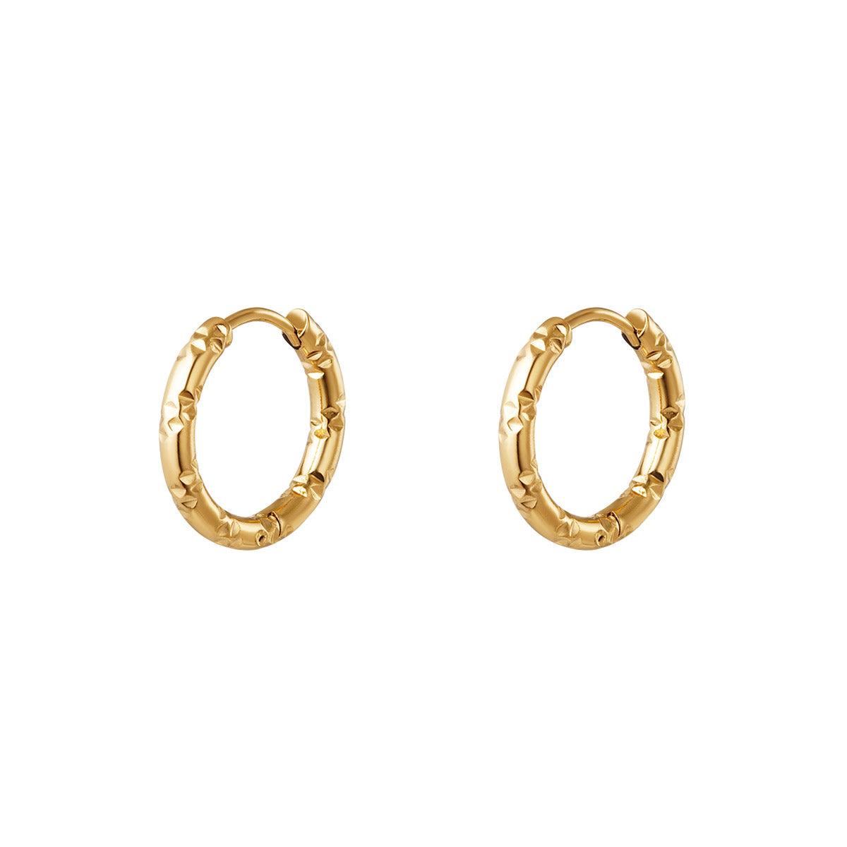 Brincos argolas GRINE em aço inoxidável dourado com detalhes texturizados delicados, design elegante e nickel free.