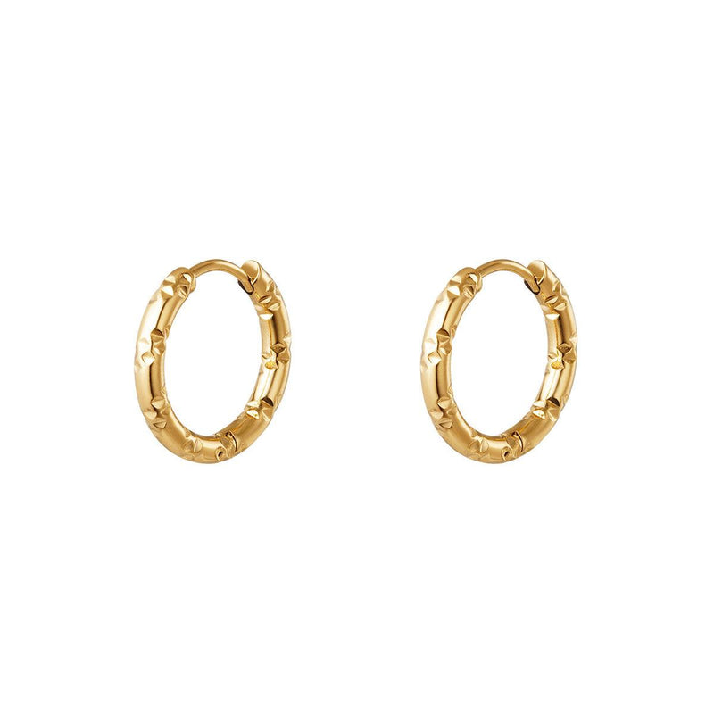 Brincos argolas GRINE em aço inoxidável dourado com detalhes texturizados delicados, design elegante e nickel free.