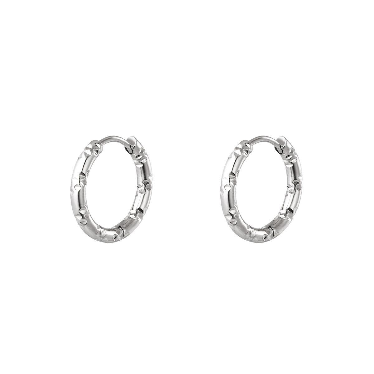 Brincos argolas GRINE em aço inoxidável prateado com detalhes delicados gravados, design elegante e nickel free.