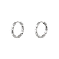 Brincos argolas GRINE em aço inoxidável prateado com detalhes delicados gravados, design elegante e nickel free.