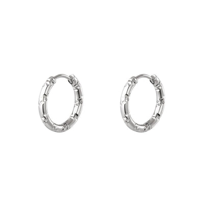 Brincos argolas GRINE em aço inoxidável prateado com detalhes delicados gravados, design elegante e nickel free.