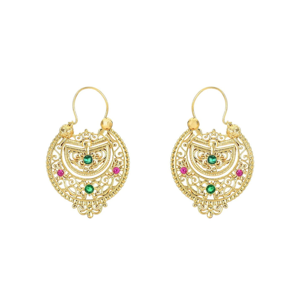 Brincos Rainha GRINE em aço dourado com filigrana detalhada e brilhantes coloridos verdes e rosas