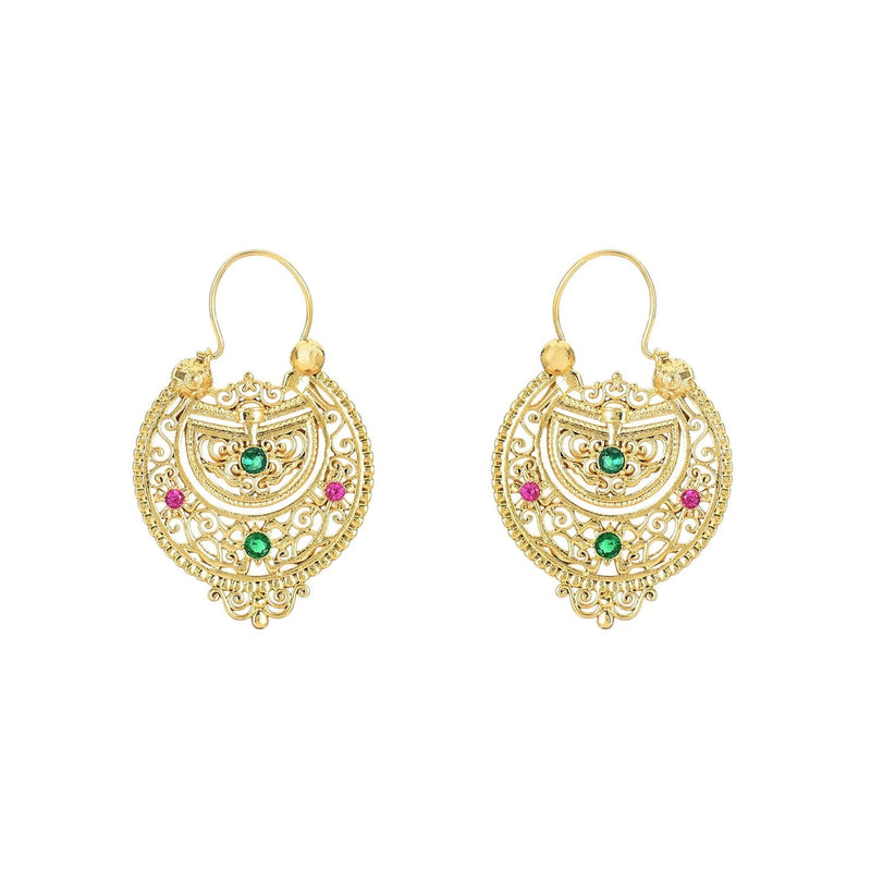 Brincos Rainha GRINE em aço dourado com filigrana detalhada e brilhantes coloridos verdes e rosas