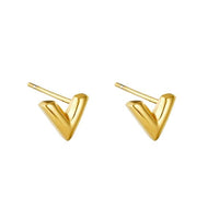 Brincos GRINE em formato V minimalista feitos de aço inoxidável dourado, pequenos e elegantes para uso diário.