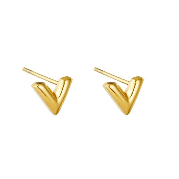 Brincos GRINE em formato V minimalista feitos de aço inoxidável dourado, pequenos e elegantes para uso diário.