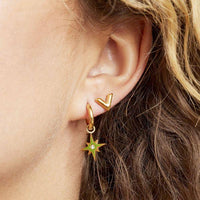 Brincos GRINE em forma de V minimalistas em aço inoxidável dourado usados na orelha com argola pendente
