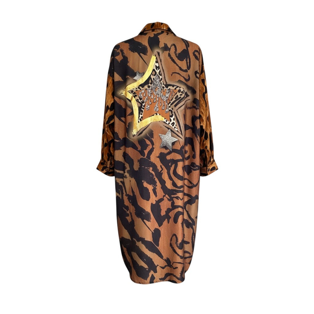 GRINE long flowing shirt dress in brown animal print with a large star detail on the back, made of 100% viscose.