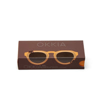 Caixa de óculos de sol OKKIA ZENO com padrão Yellow Havana e logótipo da marca, disponível na loja GRINE.