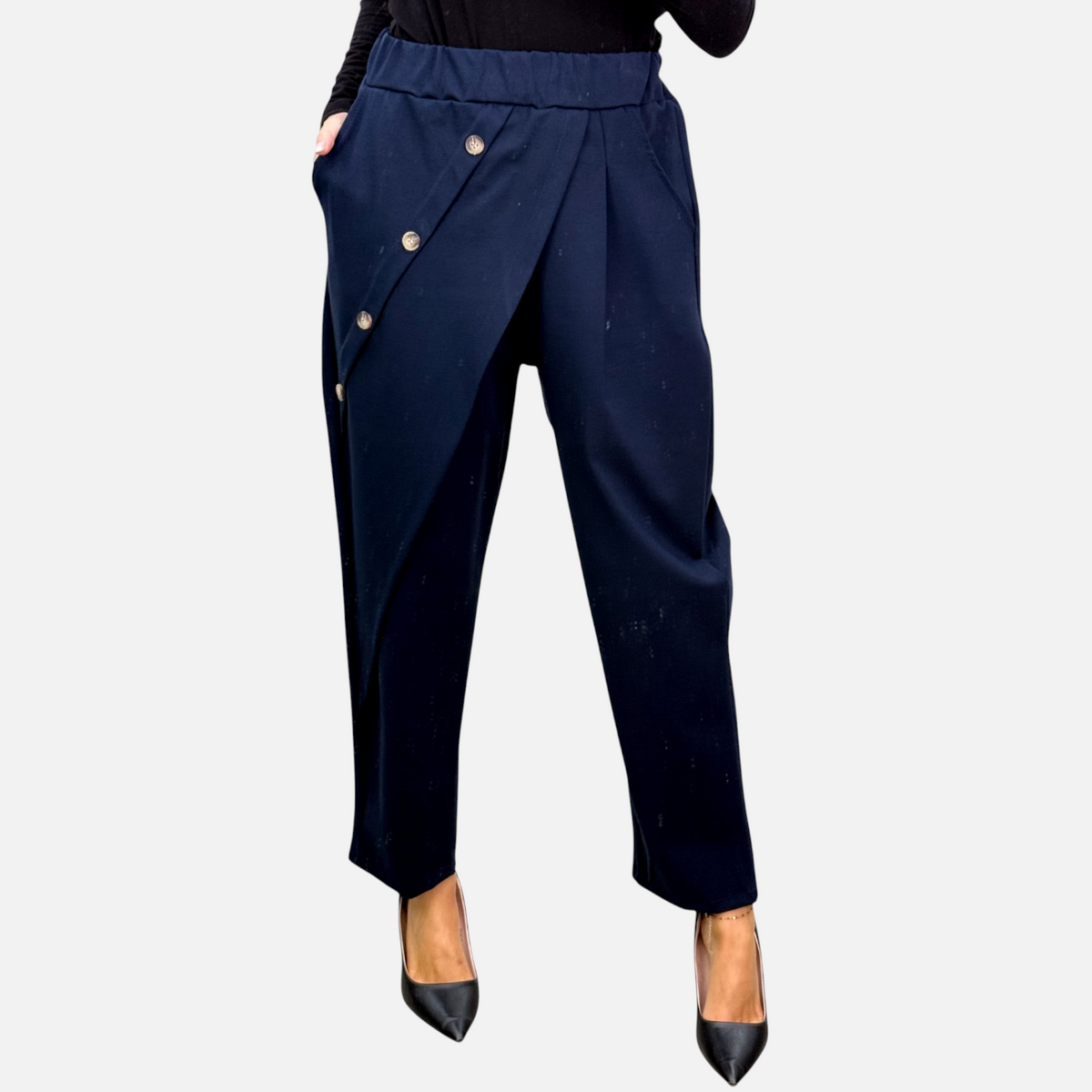 Calça envelope GRINE azul marinho com fecho diagonal, botões prateados e corte fluido de cintura alta.