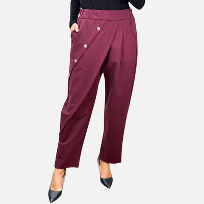 Calça envelope GRINE bordeaux com fecho diagonal, botões prateados e corte fluido em mistura de viscose.