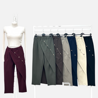 Calça envelope GRINE com fecho diagonal e botões prateados, disponível em várias cores, em manequim e cabide