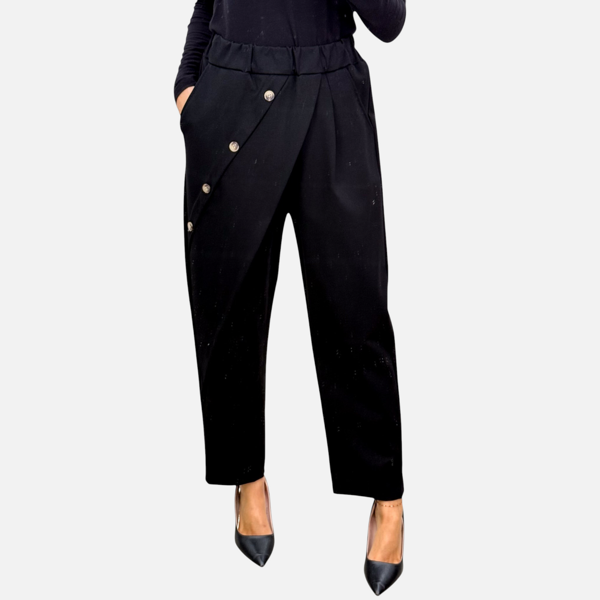 Calça envelope preta GRINE com fecho diagonal, botões metálicos prateados e corte fluido de cintura alta.