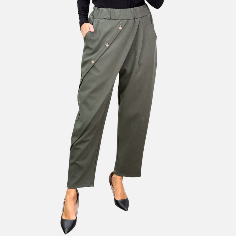 Calça envelope GRINE verde militar com fecho diagonal, botões prateados e corte fluido em mistura de viscose.