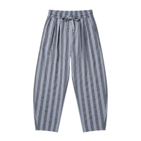 Calças baggy GRINE de algodão com riscas verticais cinzentas, cintura subida com pregas e cordão ajustável.