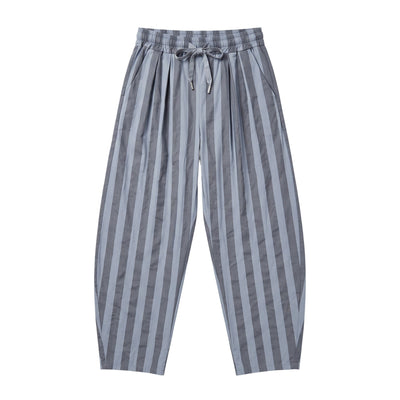 Calças baggy GRINE de algodão com riscas verticais cinzentas, cintura subida com pregas e cordão ajustável.